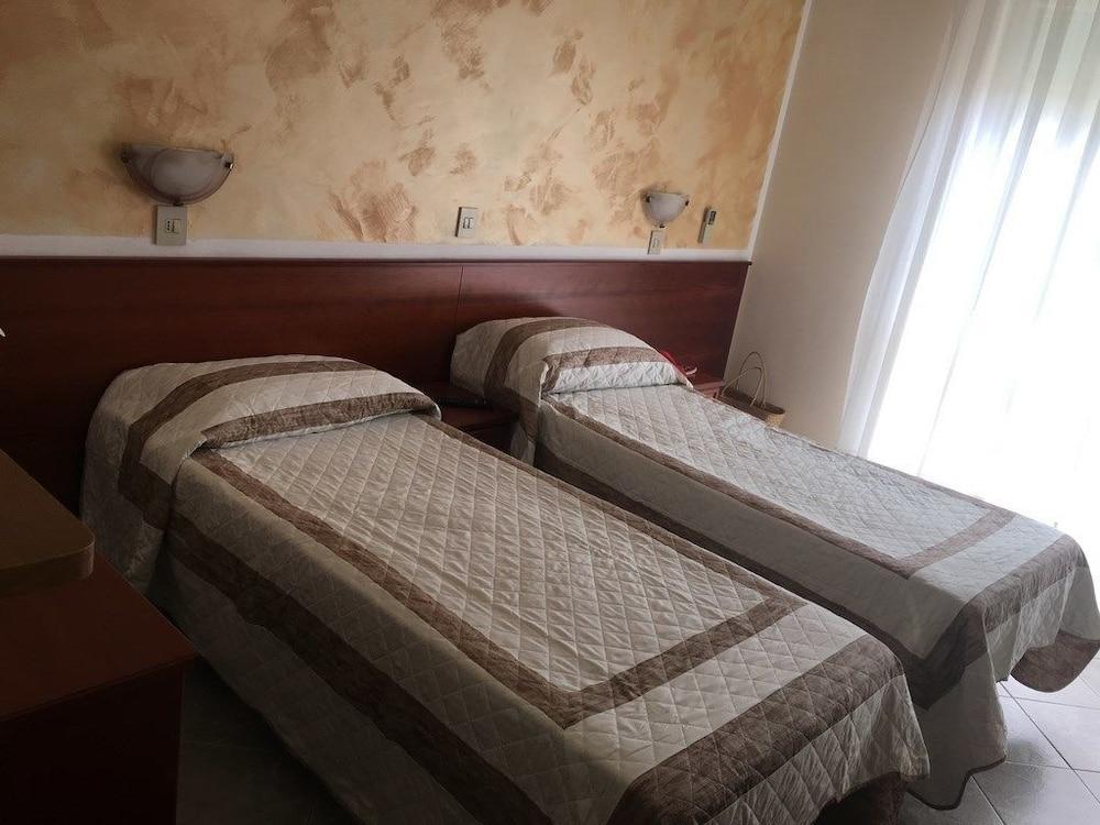 Hotel Capri Діано-Марина Екстер'єр фото