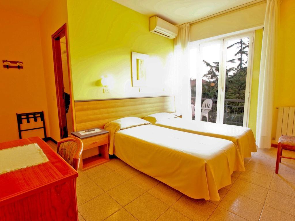 Hotel Capri Діано-Марина Екстер'єр фото